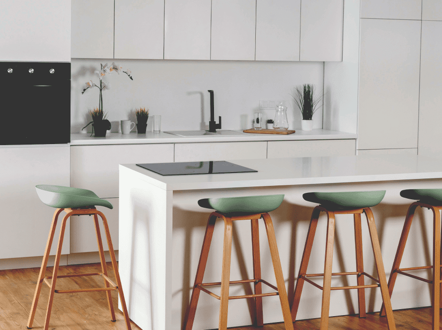 cocina elegante en blanco y verde/ cocina integrada con comedor
