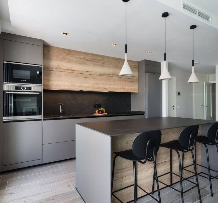 cocina gris con madera | Diseño de cocinas en Salamanca