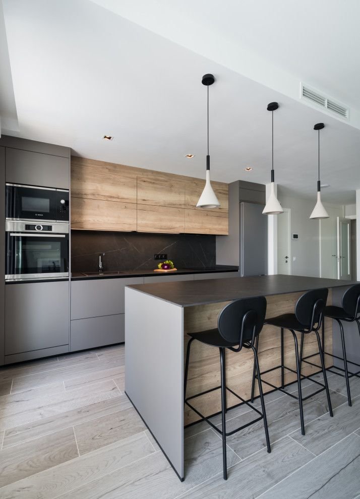 cocina gris con madera
