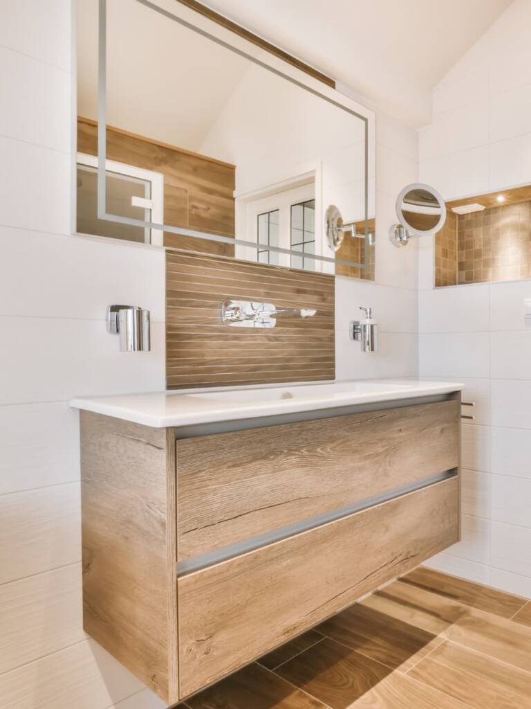 muebles de baño con espejo y lavabo